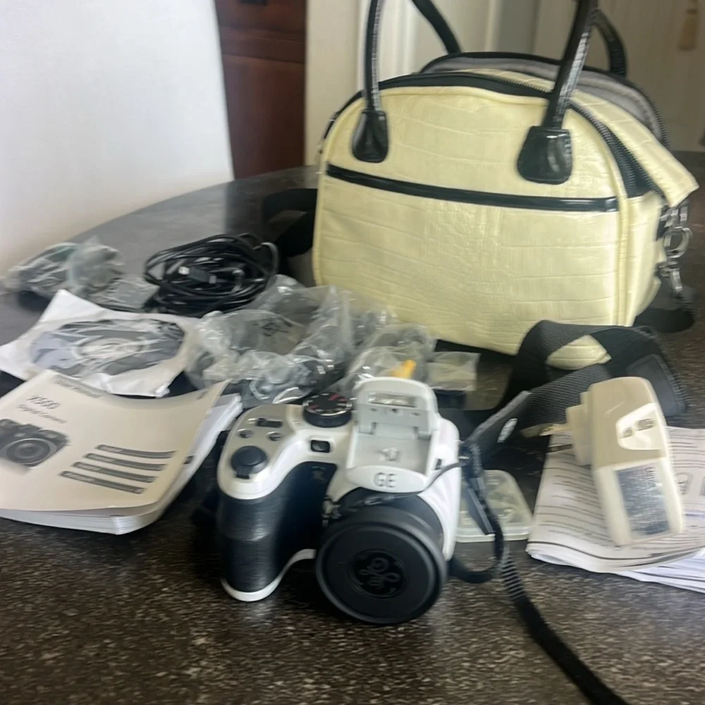 EUC GE white X500 16.0 megapixel digital camera with Carry bag and accessories